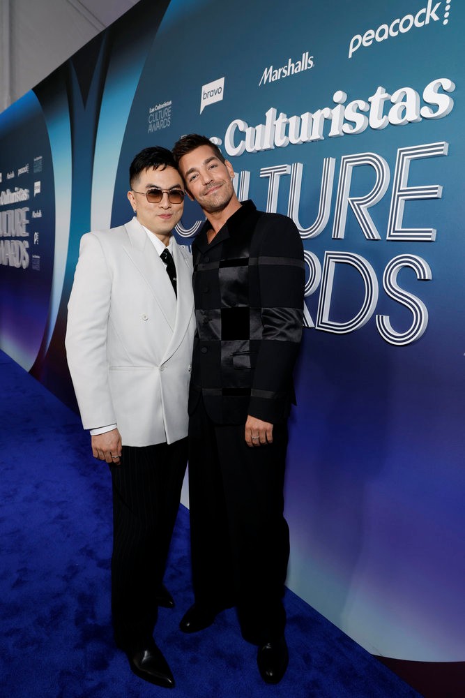 Bowen Yang e Matt Rogers no Las Culturistas Culture Awards