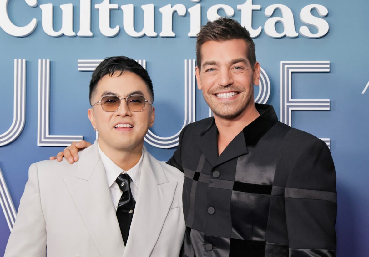 Bowen Yang e Matt Rogers no Las Culturistas Culture Awards