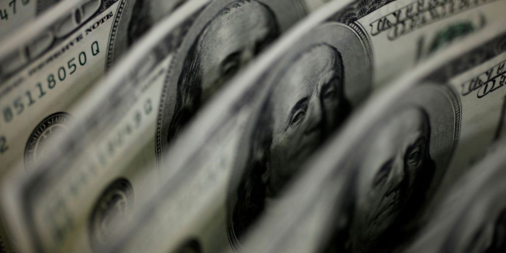 Dólar tem maior alta diária desde 1999 e Ibovespa despenca 13,88% com reeleição de Lula