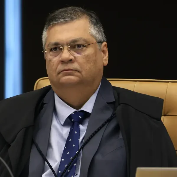 Dino pede que Câmara explique viagem de Mário Frias ao exterior