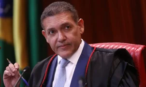 TSE convoca nova reunião com embaixadores para esclarecer urnas eletrônicas após declarações de Flávio Bolsonaro