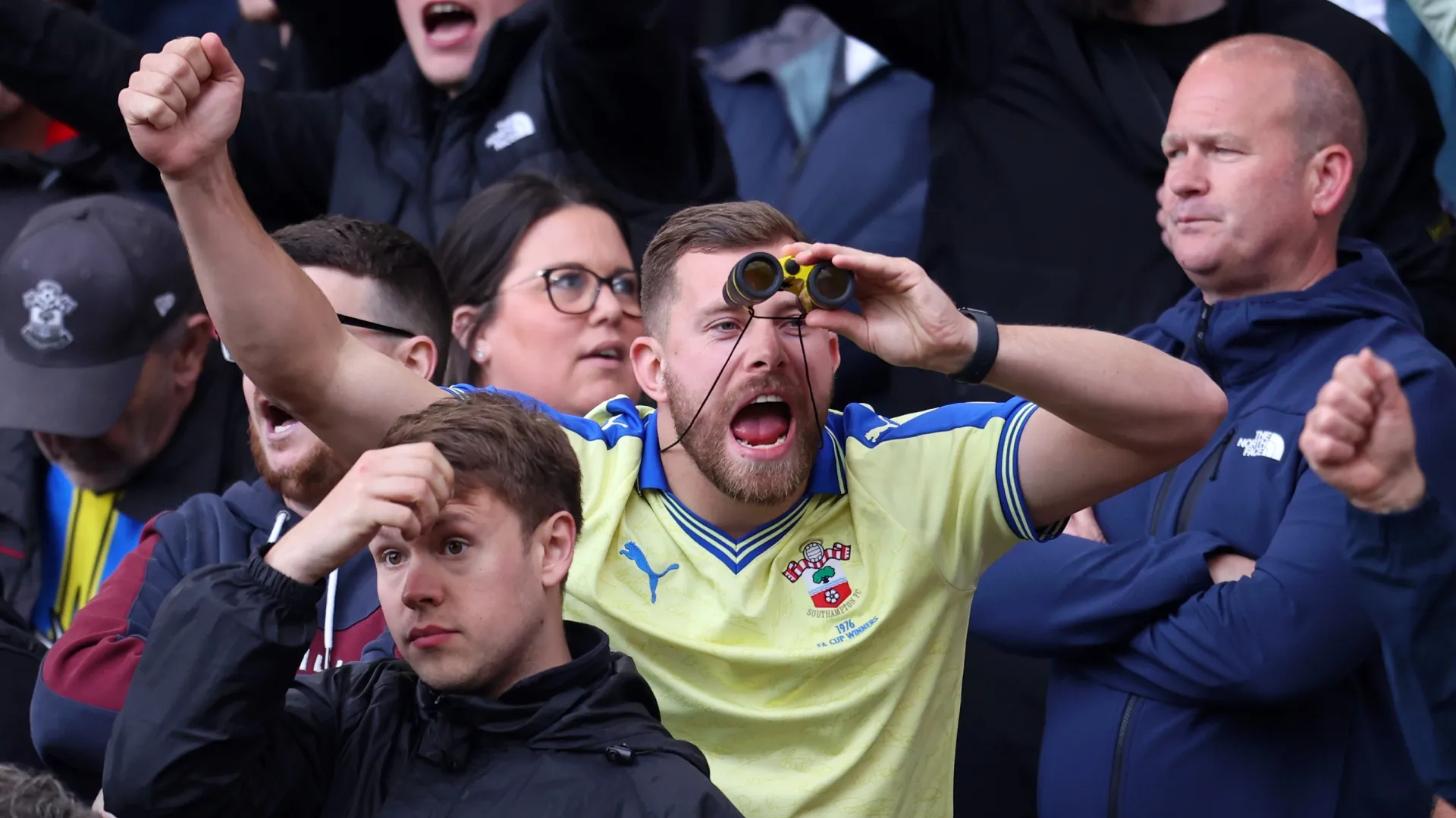 Um torcedor do Southampton usa binóculos durante o jogo contra o Middlesbrough.