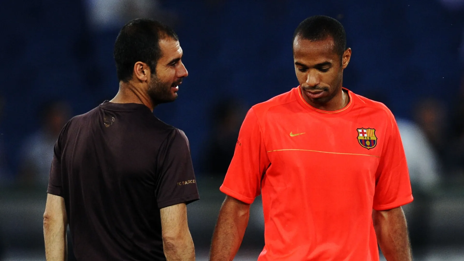 Josep Guardiola, técnico do Barcelona, ​​conversa com Thierry Henry.
