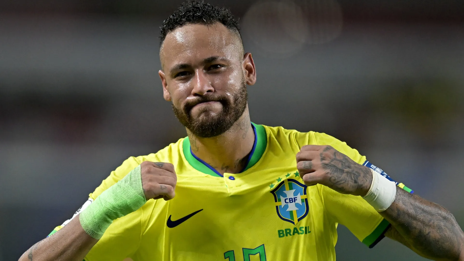 Neymar Jr., do Brasil, comemora após marcar o quinto gol de sua seleção nas eliminatórias da Copa do Mundo FIFA de 2026.