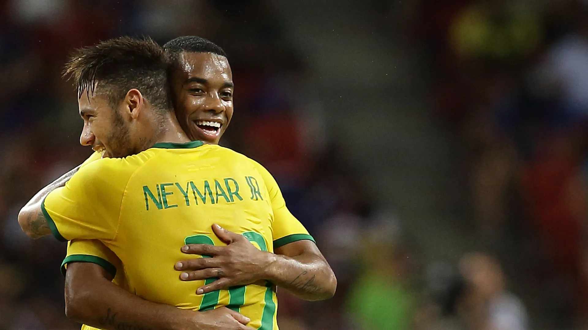 Neymar e Robinho do Brasil se abraçando.