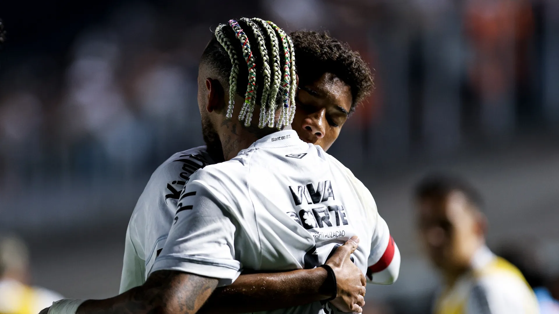 Neymar, do Santos, comemora após marcar com Robinho Junior.