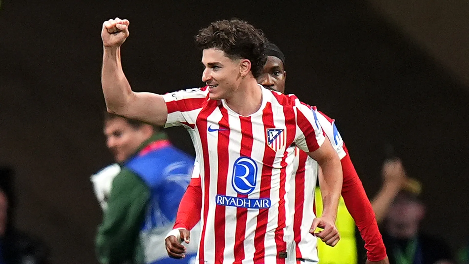 Julian Alvarez, do Atlético de Madrid, comemora o gol contra o Arsenal.