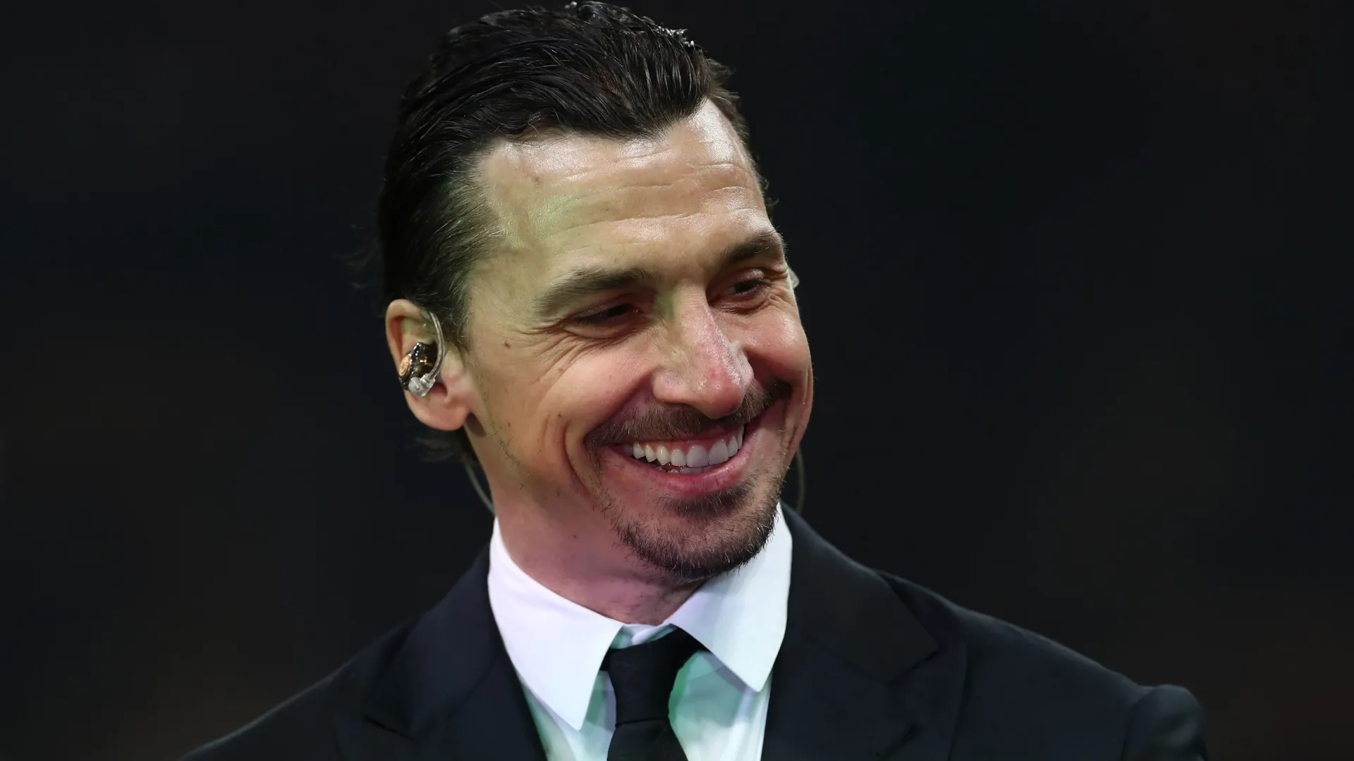 O conselheiro sênior do AC Milan, Zlatan Ibrahimovic, observa antes da partida da Série A.