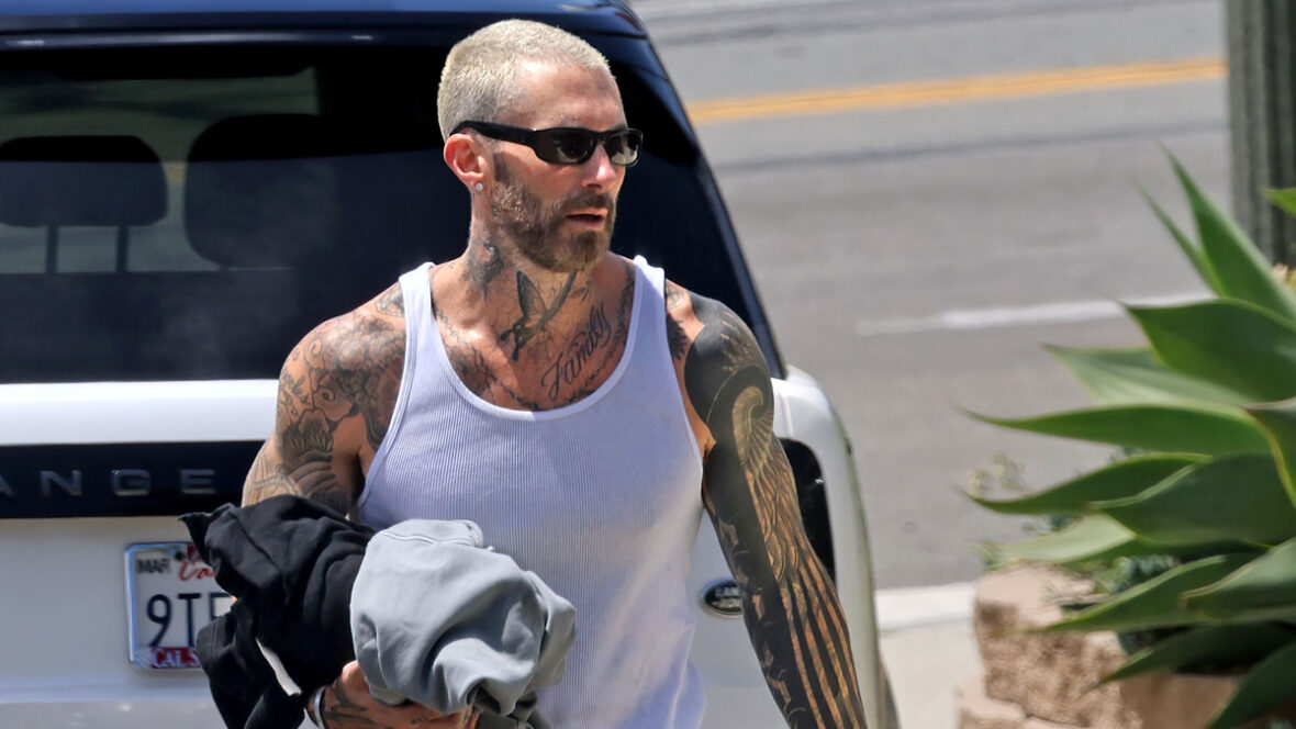 Adam Levine saindo do treino