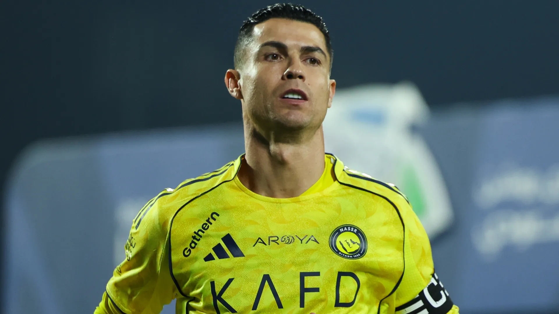 Cristiano Ronaldo do Al Nassr observa.