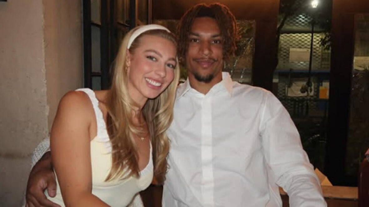 Amber Lorraine e Brandon Clarke sentam-se um ao lado do outro, ambos vestindo roupas brancas