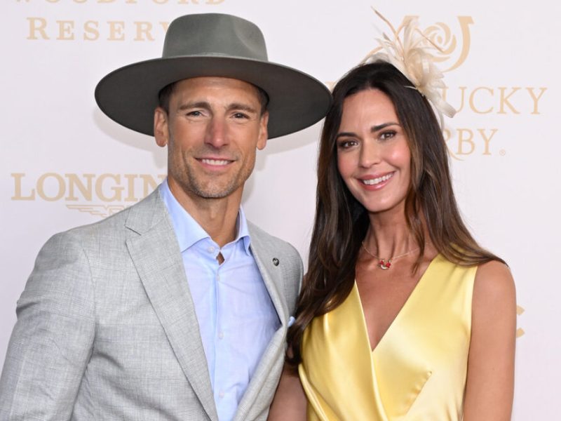 Andrew Walker e Odette Annable saem para Kentucky Derby 2026 antes da estreia de ‘Kentucky Roses’ no Hallmark Channel