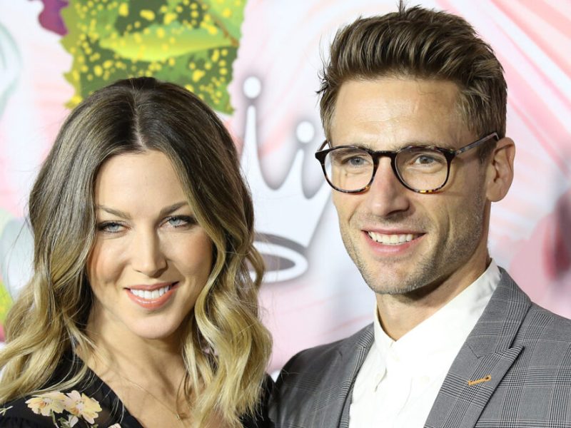 Andrew Walker é casado ou solteiro? Conheça a esposa do ator do Hallmark Channel, Cassandra Troy, e aprenda sua história de amor!