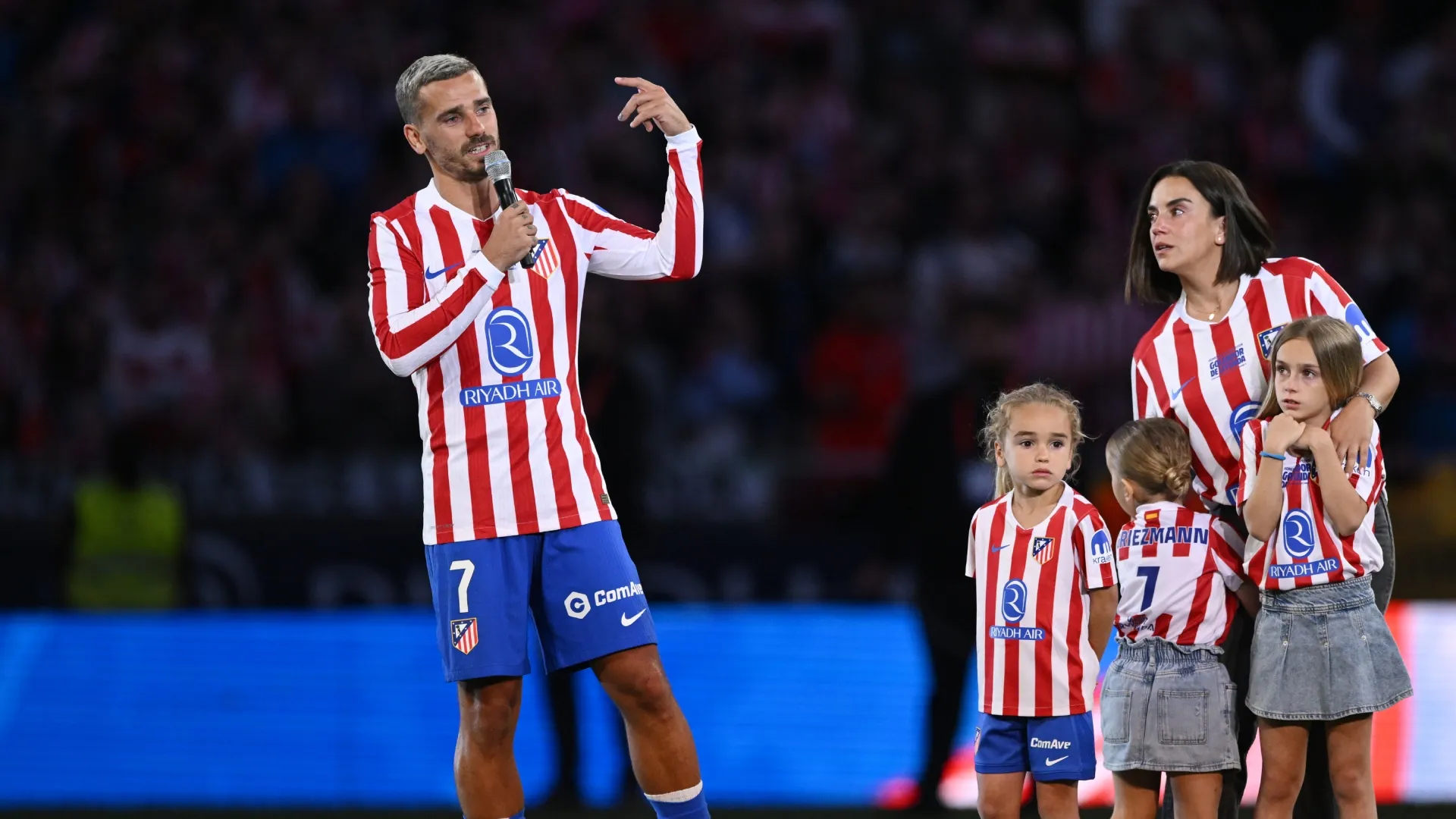 Antoine Griezmann, do Atlético de Madrid, fala para a multidão no Riyadh Air Metropolitano.