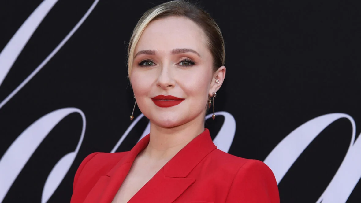 Hayden Panettiere com roupa vermelha em um evento