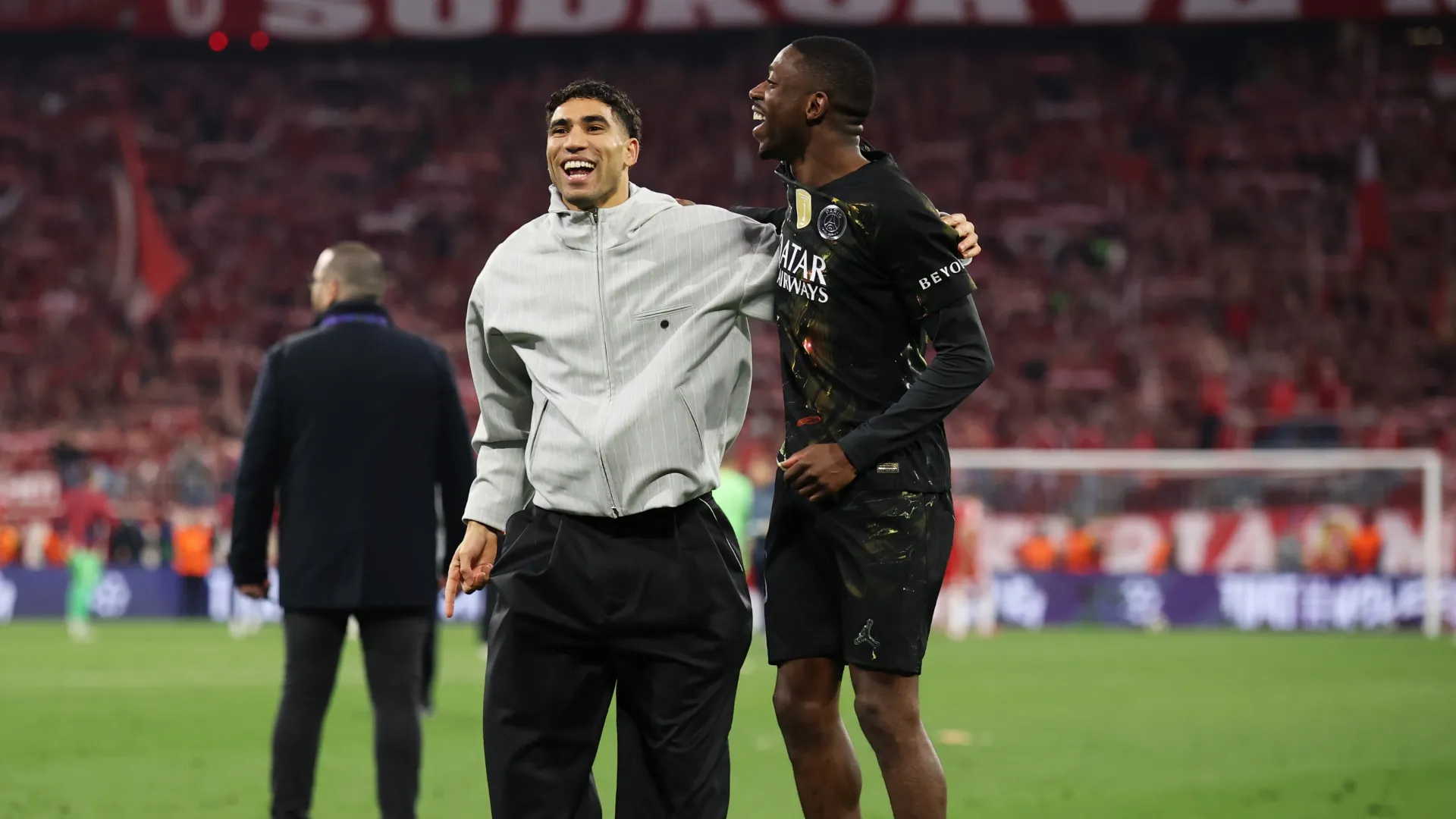 Achraf Hakimi e Ousmane Dembele do Paris Saint-Germain comemorando.