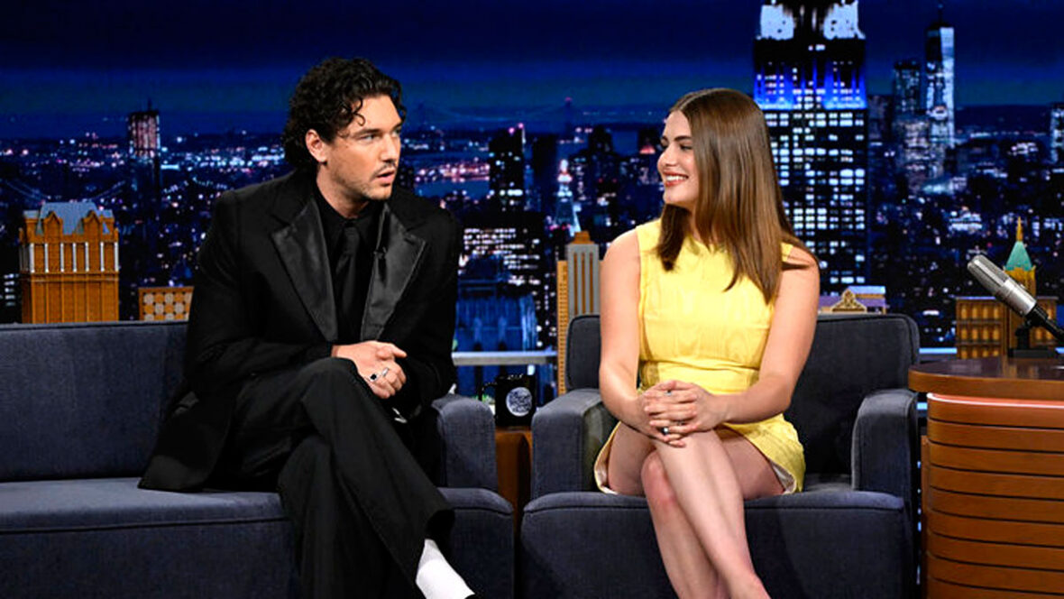 estrelas fora do campus em Fallon Belmont Cameli e Ella Bright em Fallon