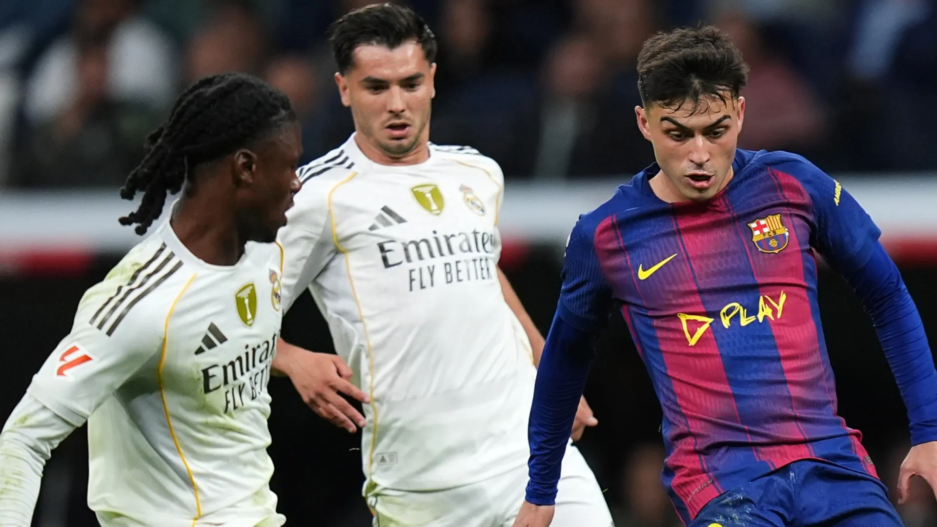 Pedri, do FC Barcelona, ​​controla a bola sob pressão de Eduardo Camavinga, do Real Madrid.