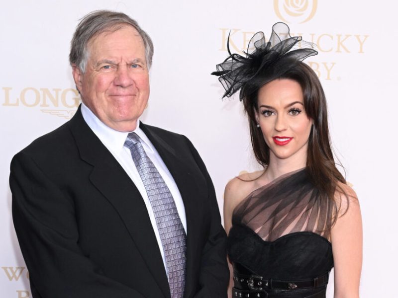 Bill Belichick e sua namorada Jordon Hudson chegaram ao tapete vermelho no Kentucky Derby 2026