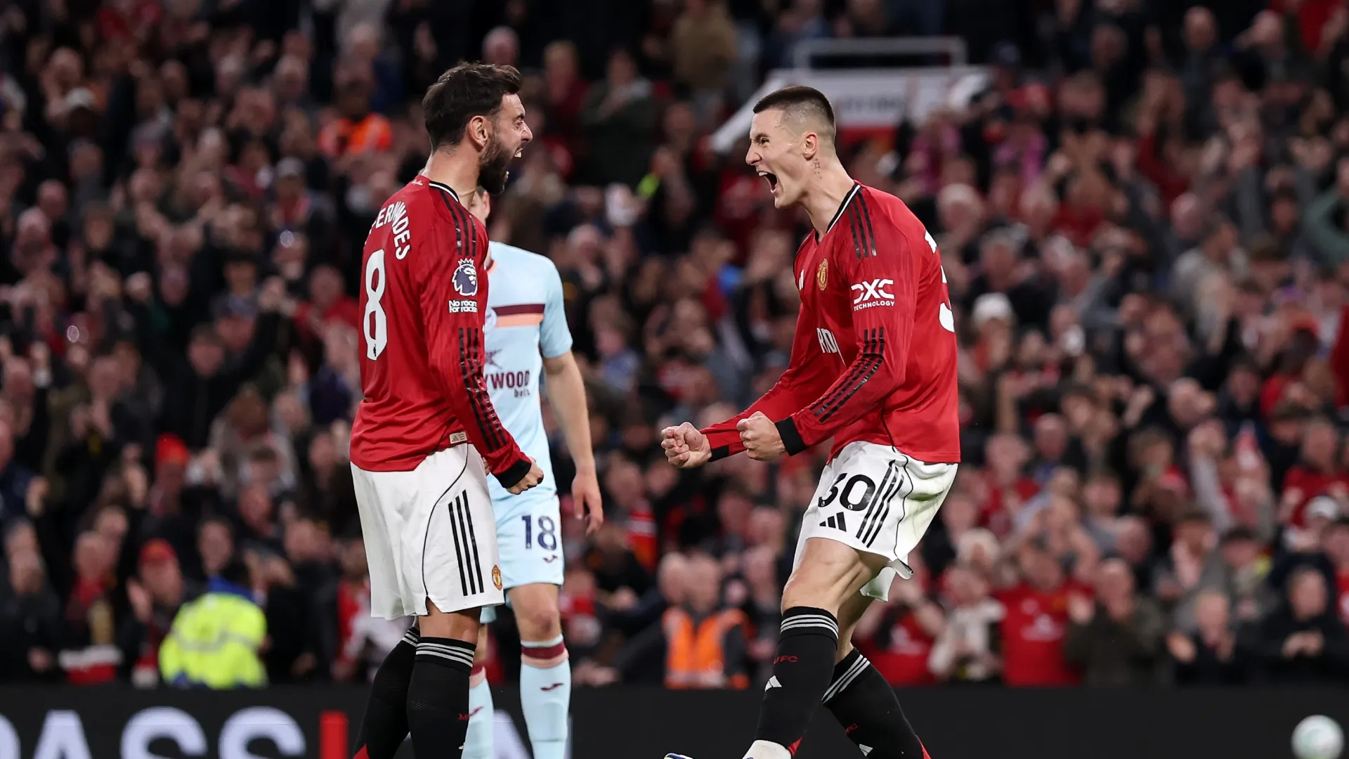 Benjamin Sesko, do Manchester United, comemora o segundo gol de seu time com o companheiro Bruno Fernandes.