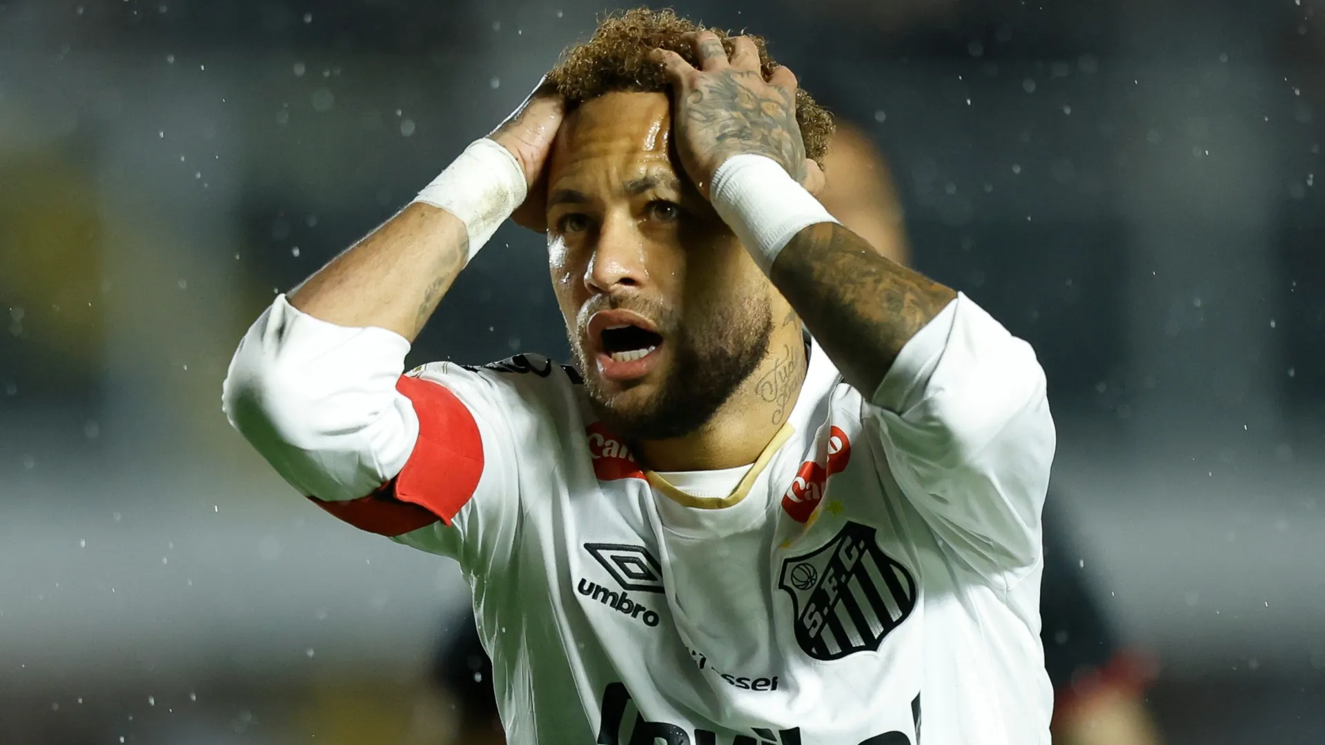 Neymar, do Santos, reage durante partida.