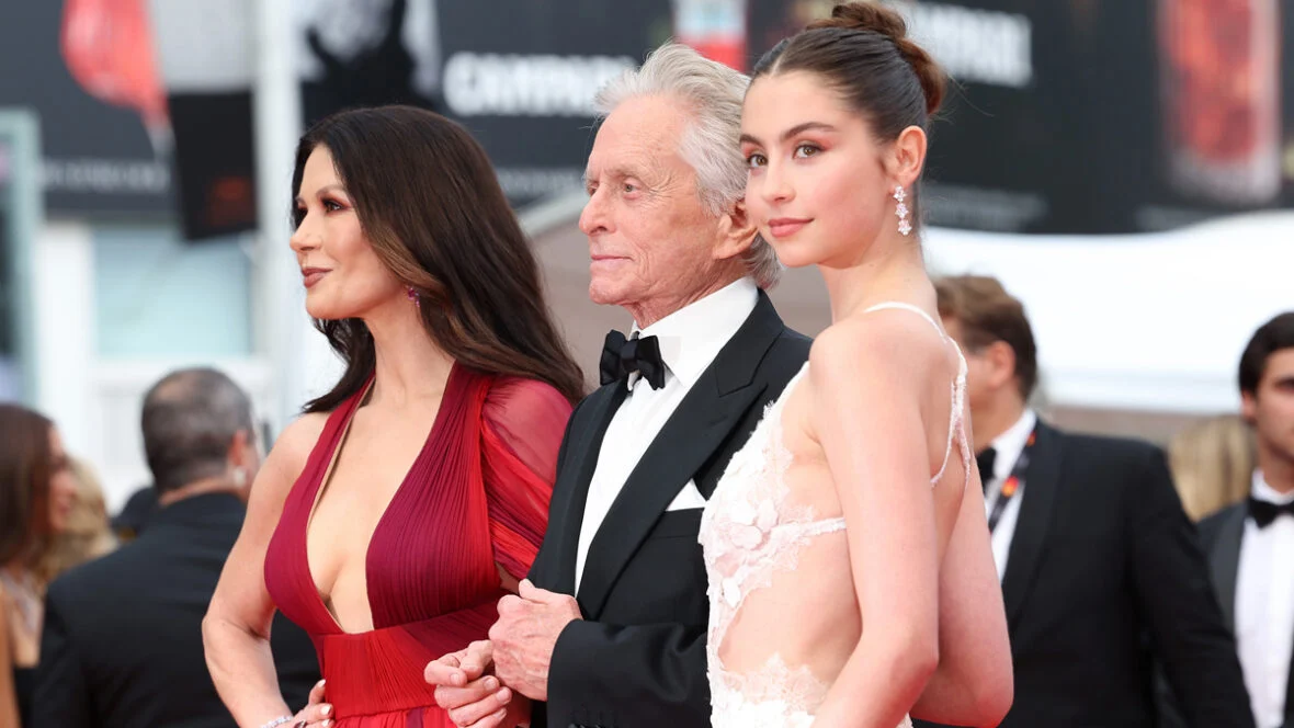 carys-douglas-teatro Catherine Zeta-Jones, Michael Douglas e Carys Douglas participam de um evento formal
