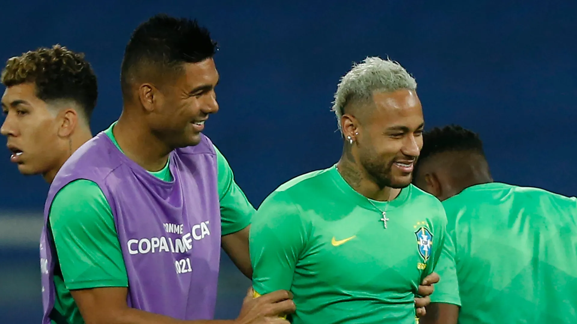 (LR) Casemiro do Brasil brinca com o companheiro de equipe Neymar Jr.