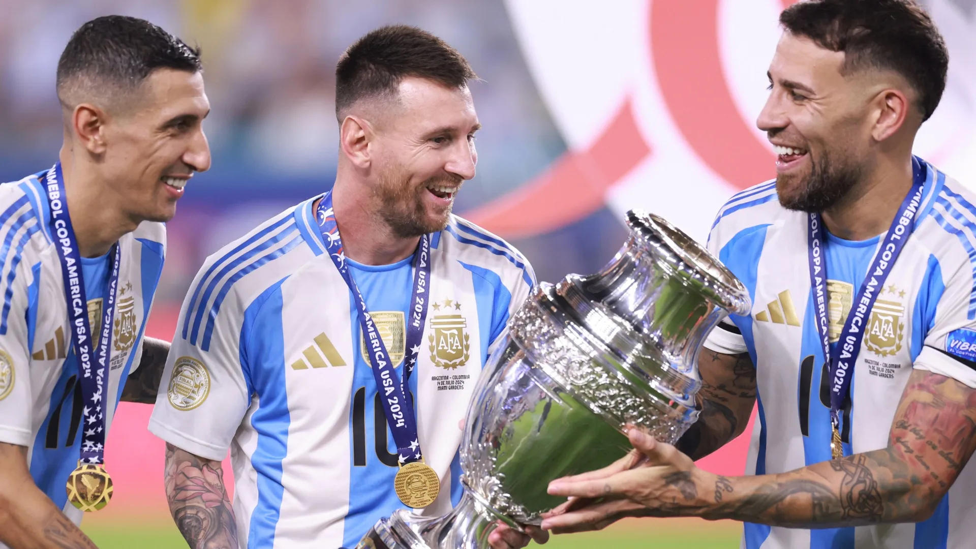 Angel Di Maria, Lionel Messi e Nicolas Otamendi da Argentina comemoram com o troféu.