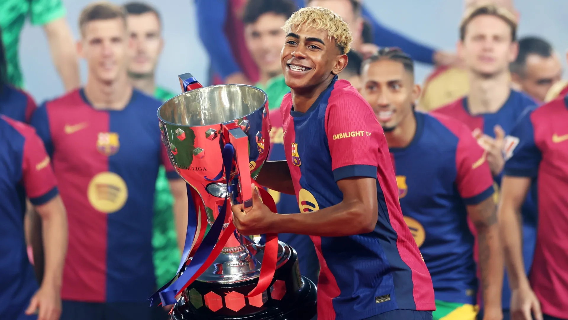 Lamine Yamal, do FC Barcelona, ​​levanta o troféu do título da La Liga.