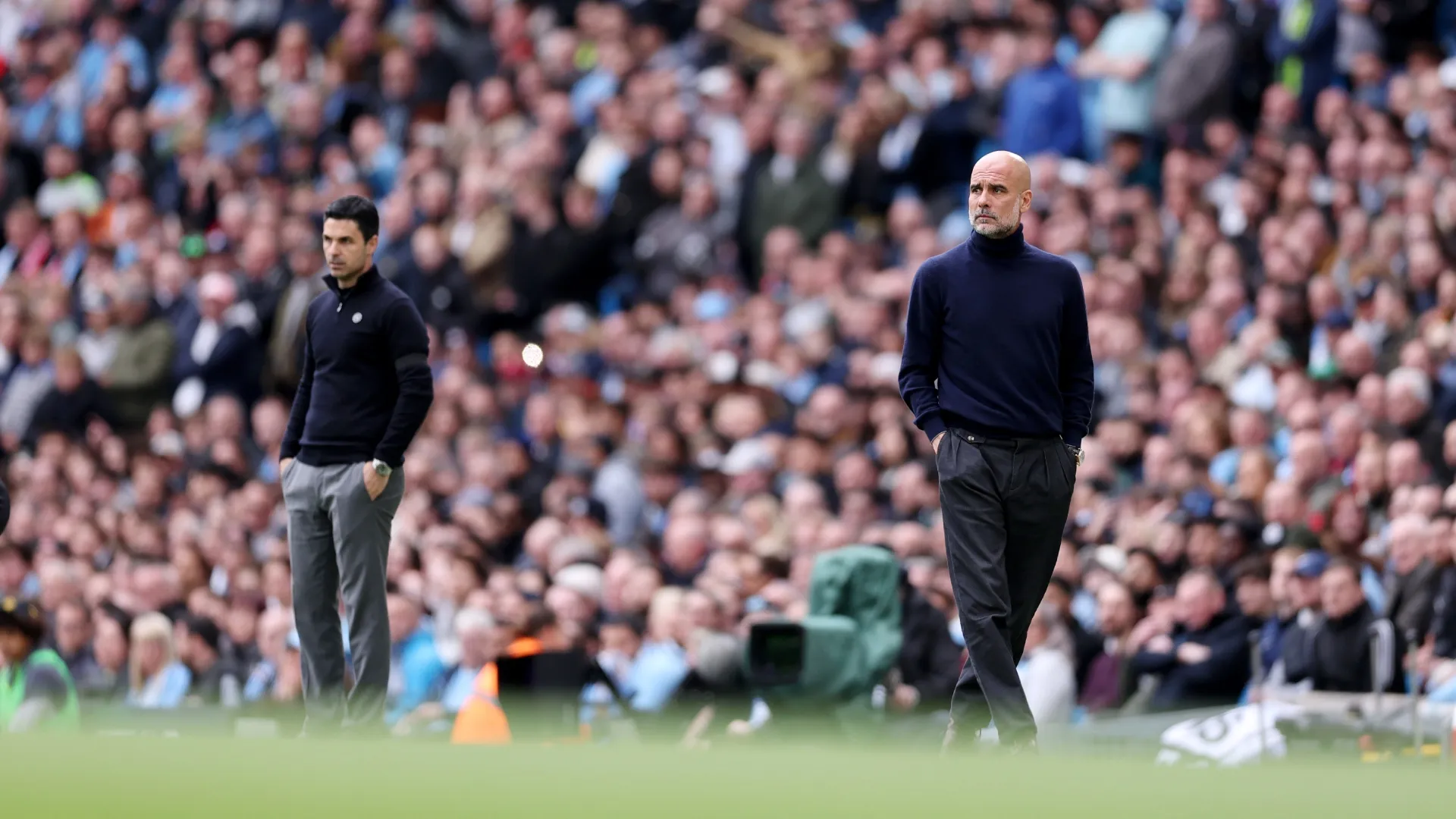 Mikel Arteta (L), head coach of Arsenal, and Pep Guardiola (R), head coach of Manchester City.