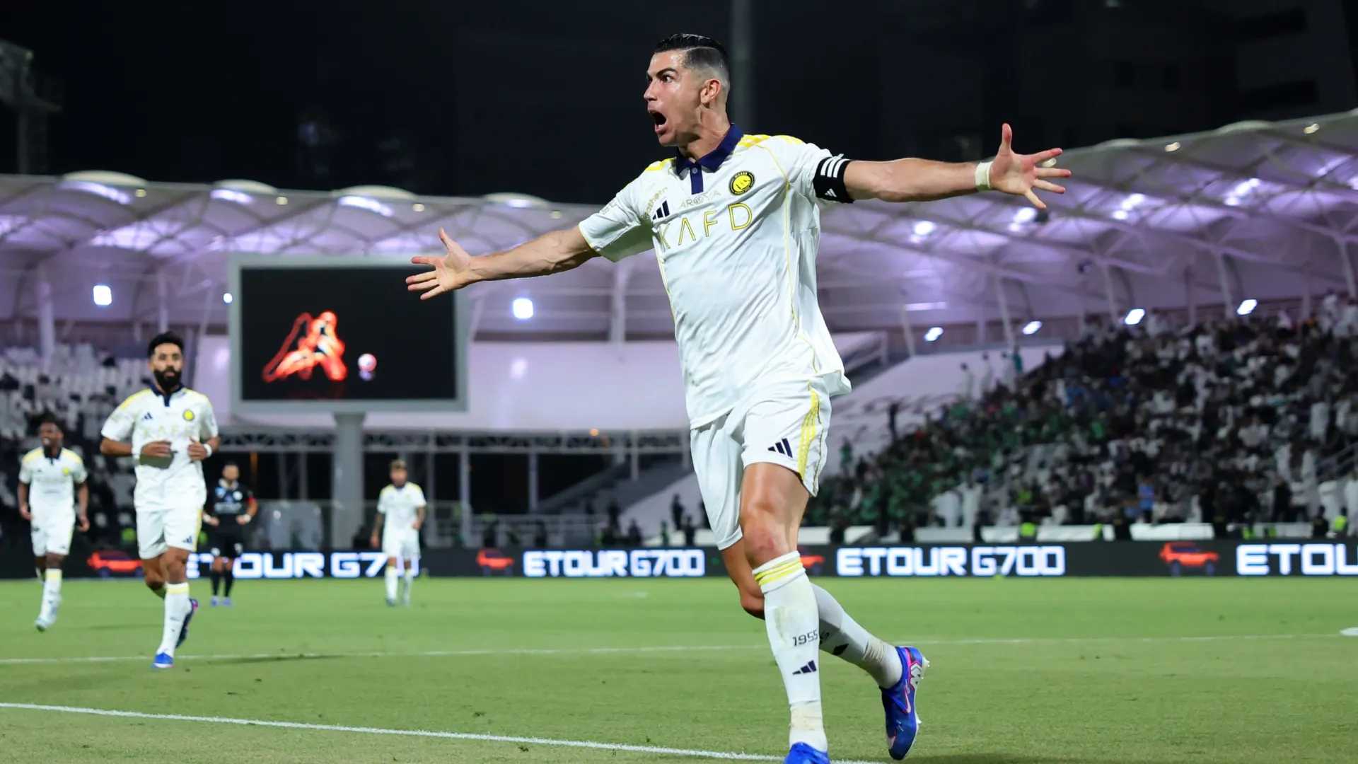 Cristiano Ronaldo, do Al Nassr, comemora gol contra o Al Shabab.