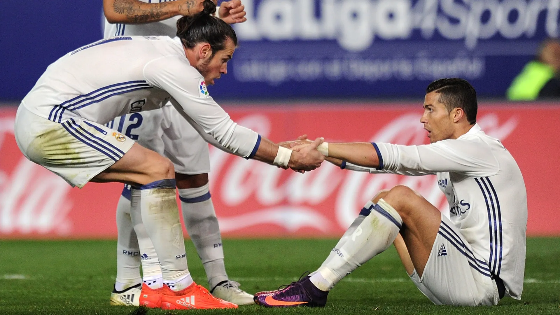 Cristiano Ronaldo, do Real Madrid CF, é ajudado pelo companheiro de equipa Gareth Bale.