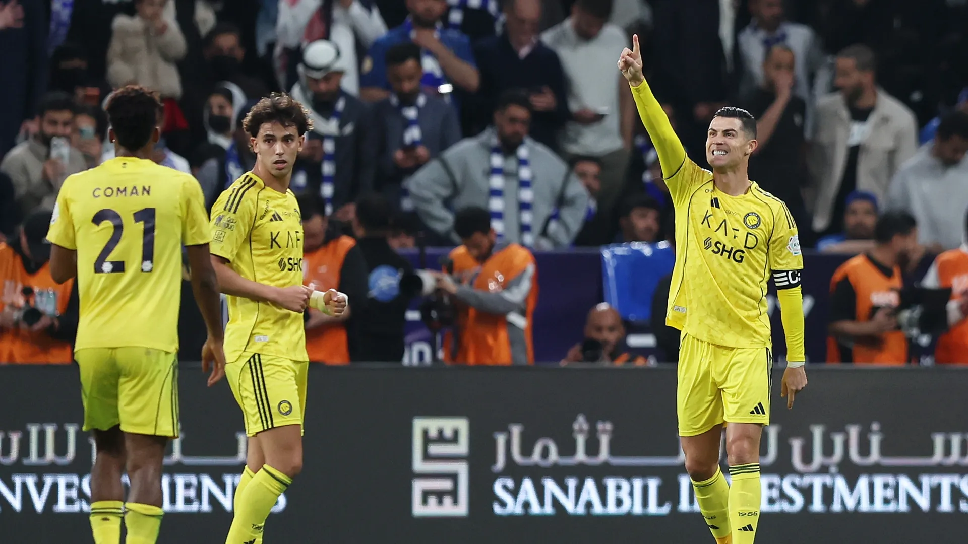 Cristiano Ronaldo, do Al-Nassr, comemora com os companheiros João Félix e Kingsley Coman após marcar.