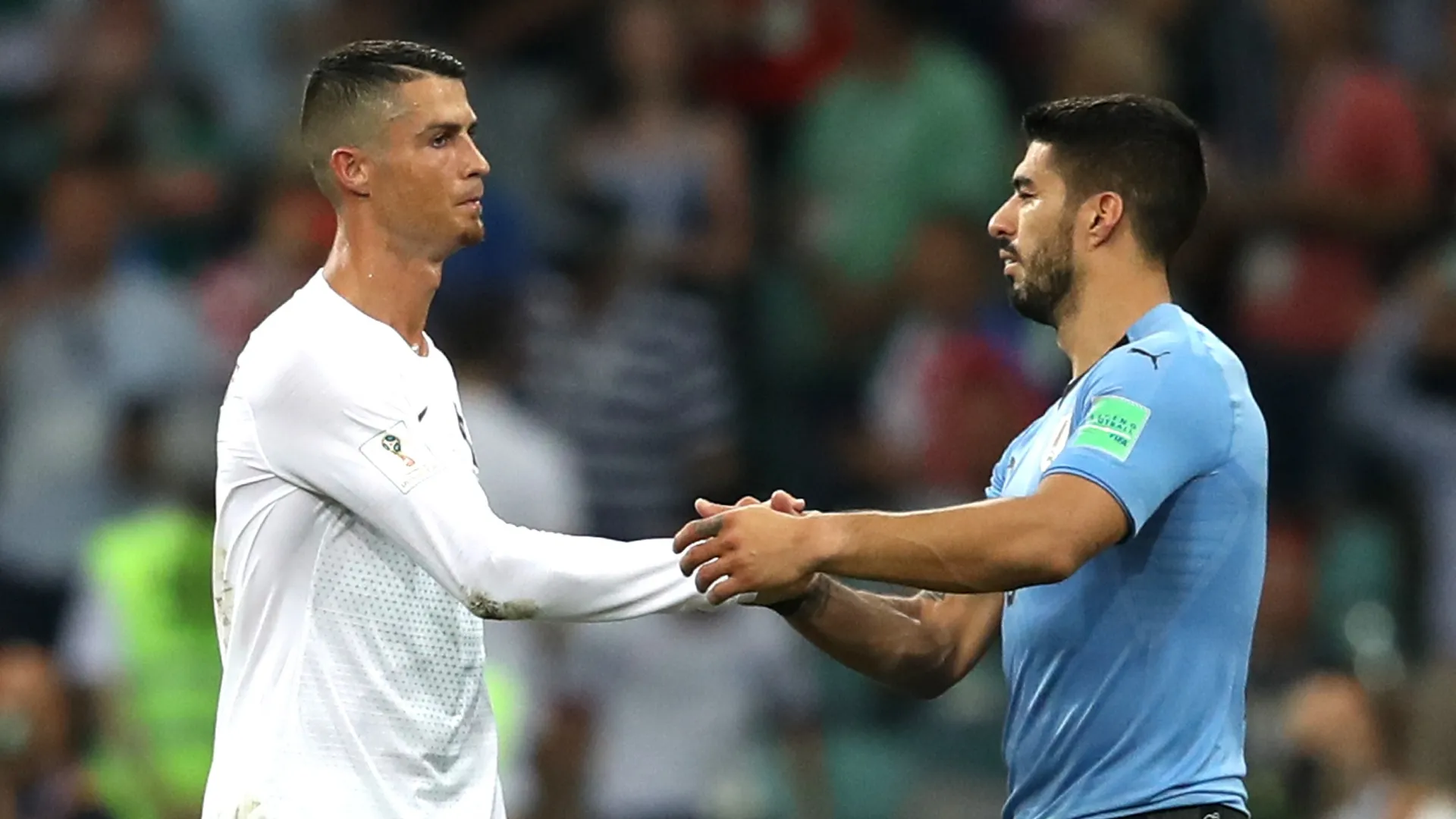 Luis Suarez, do Uruguai, cumprimenta Cristiano Ronaldo, de Portugal.