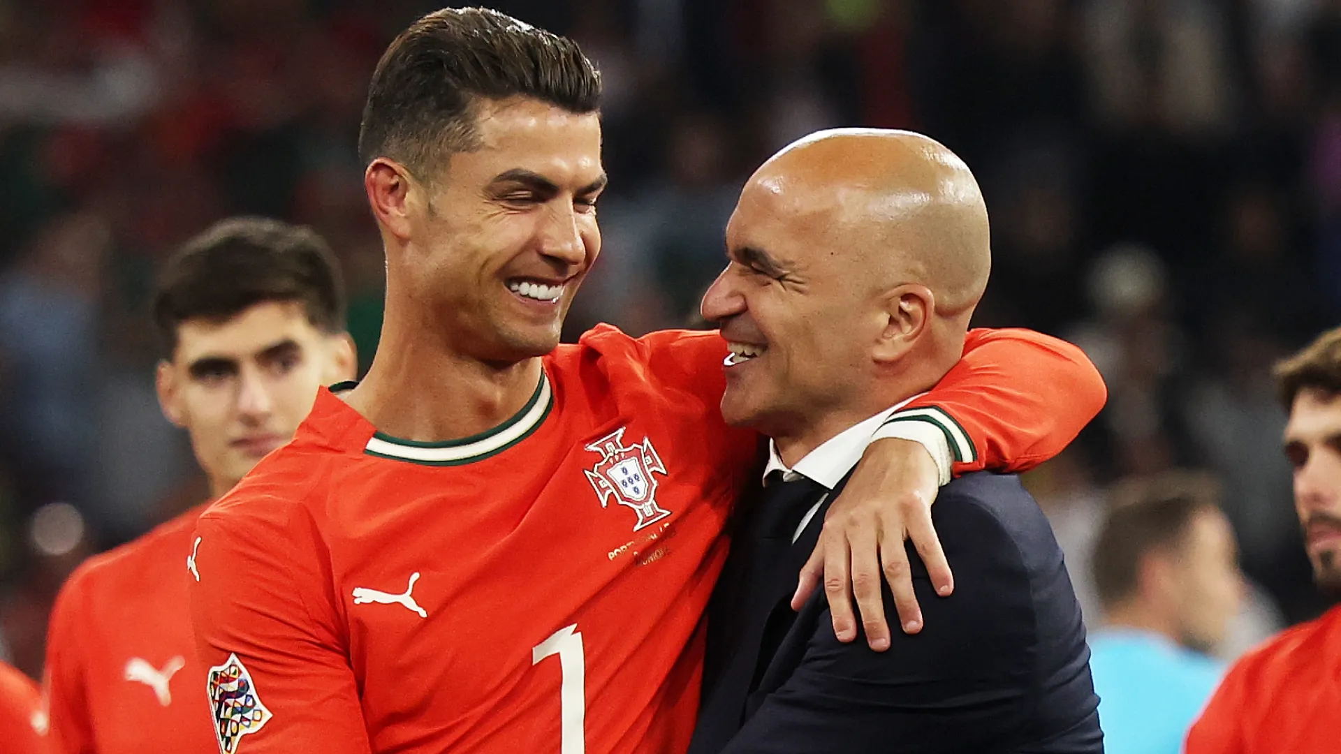 Cristiano Ronaldo de Portugal comemora vitória com Roberto Martinez, técnico de Portugal.