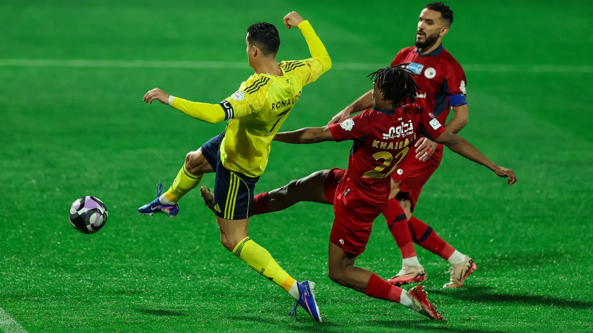 Cristiano Ronaldo do Al Nassr lutando pela bola durante a partida da liga profissional saudita contra o Damac.