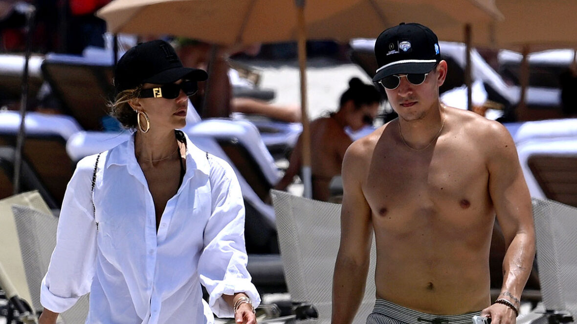 Jessica Alba e Danny Ramirez na praia