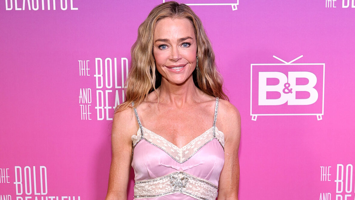 denise-richards-bold-belo retorno Denise Richards posando em