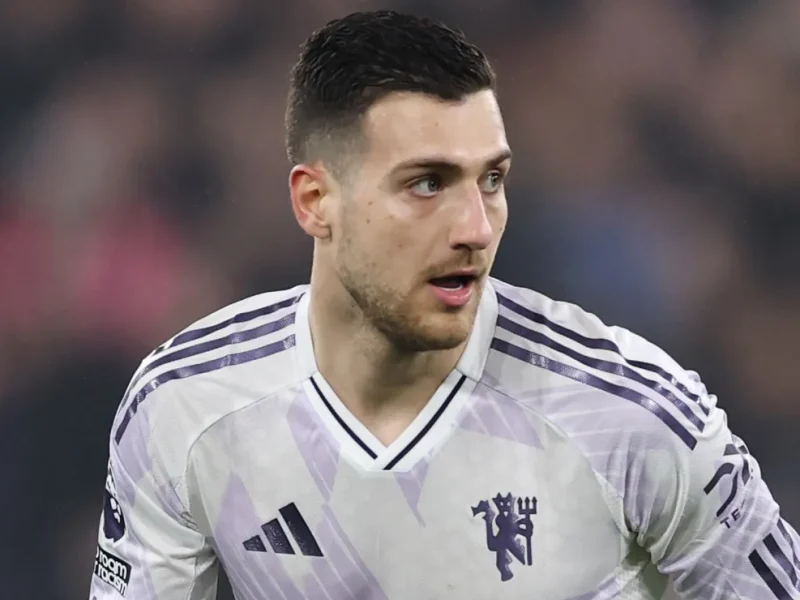 José Mourinho supostamente quer Diogo Dalot no Real Madrid, enquanto Michael Carrick, do Manchester United, pressiona para mantê-lo
