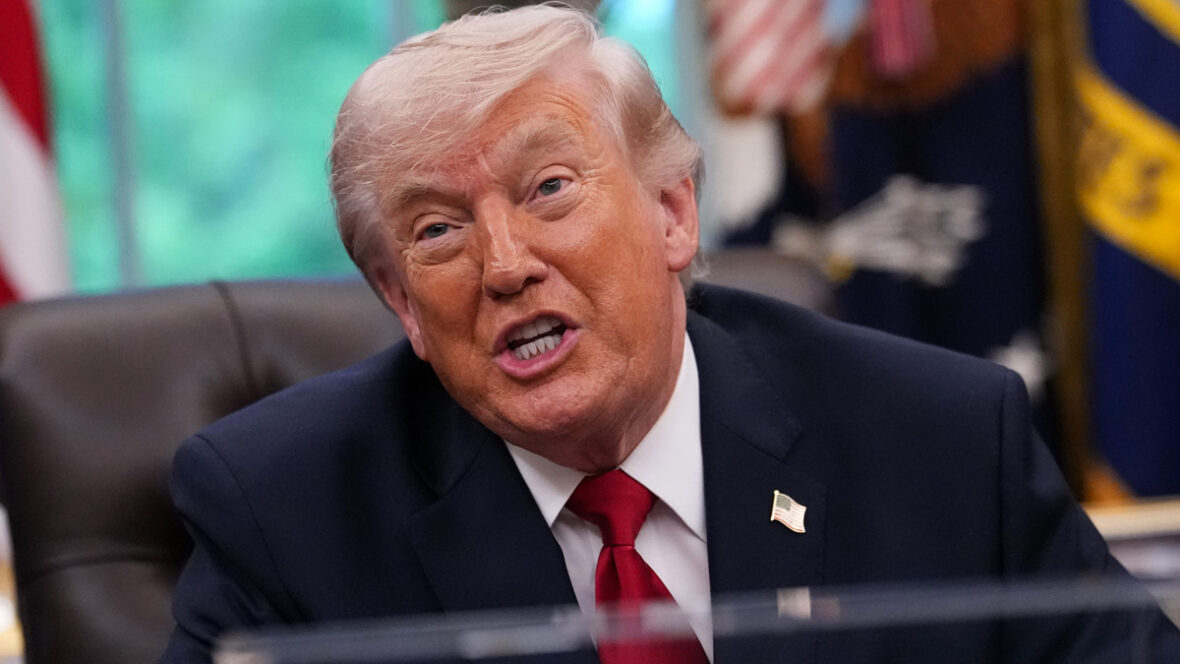 Donald Trump falando à imprensa