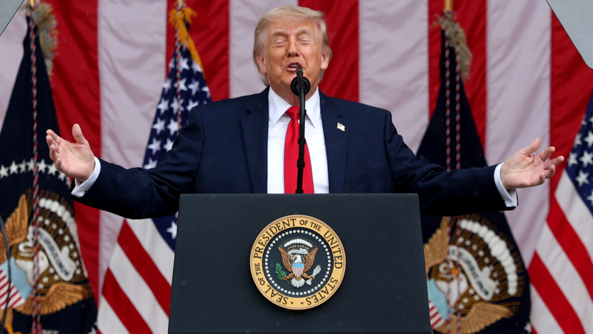 Donald Trump falando no pódio