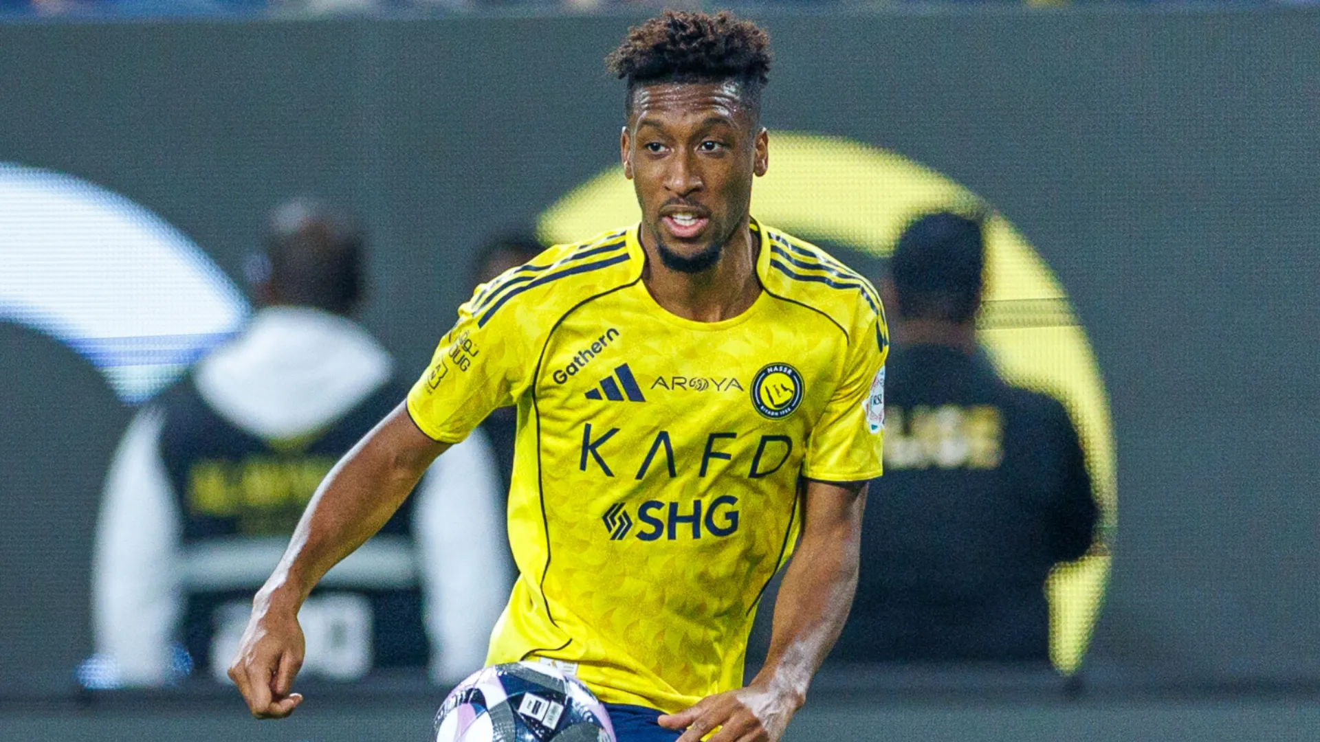 Kingsley Coman da equipe Al-Nassr FC durante um jogo.
