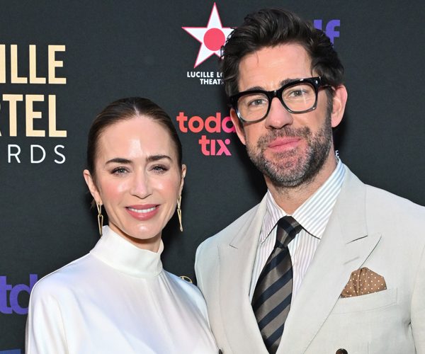 Emily Blunt apoia o marido John Krasinski no Lucille Lortel Awards 2026