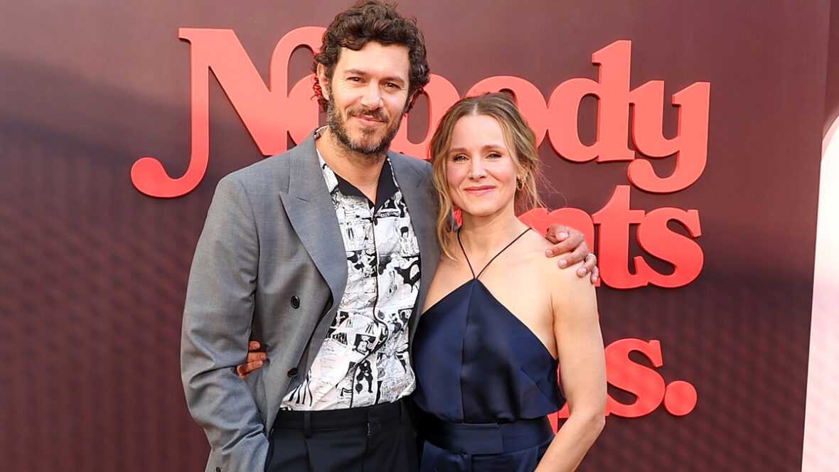 Adam Brody e Kristen Bell posam na frente do logotipo NOBODY WANTS THIS no evento FYSEE
