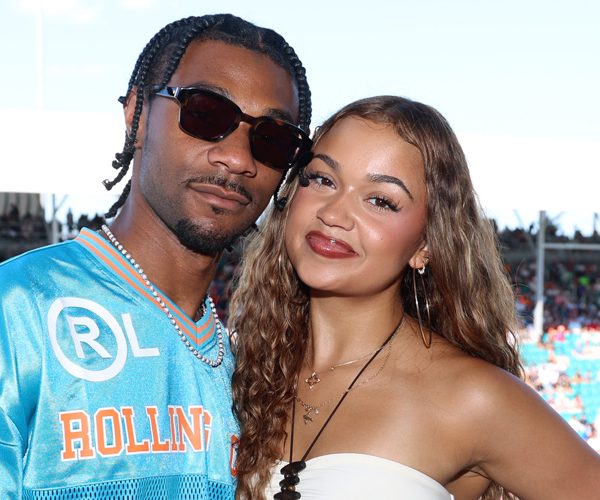 Estrelas de ‘Outer Banks’ Jonathan Daviss e Madison Bailey se reúnem no Grande Prêmio de Miami