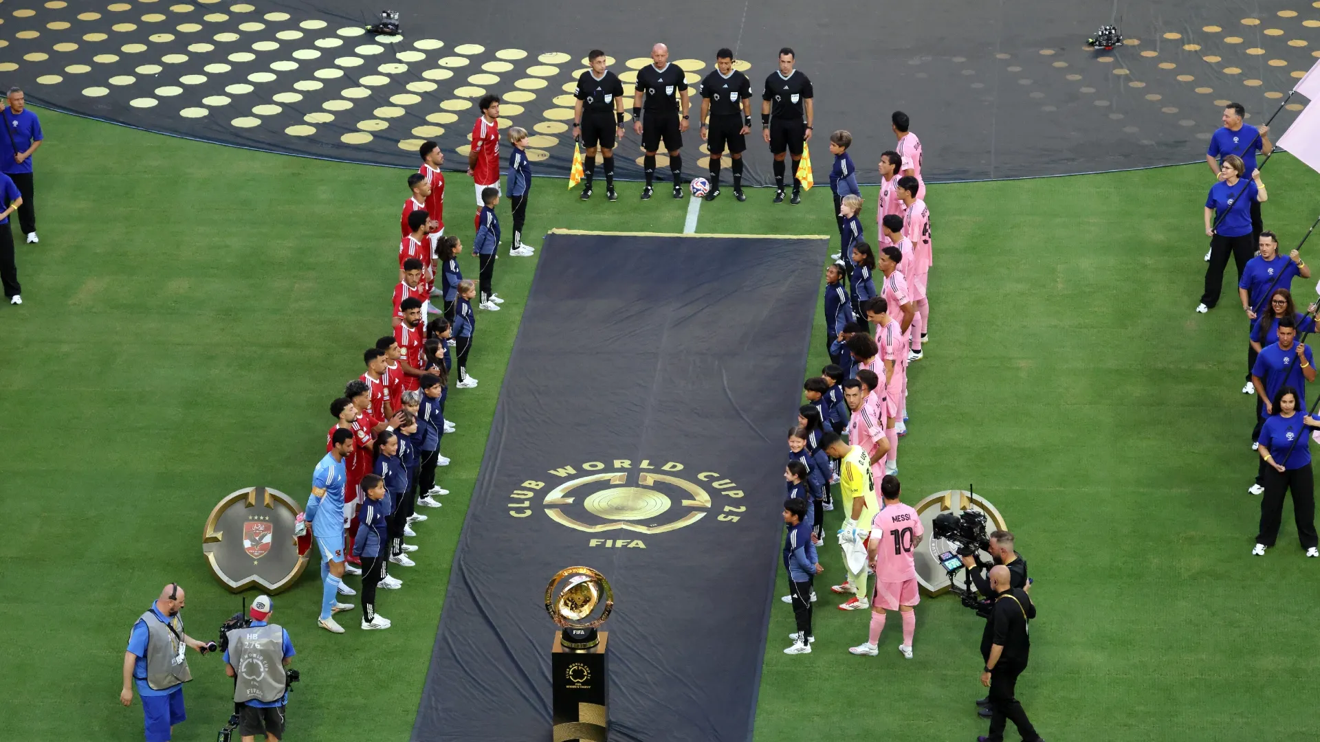 Inter Miami CF e Al Ahly FC se alinhando.