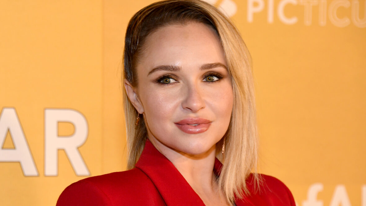 hayden-panettiere-autobiografia-assinada-cancelada Hayden Panettiere em um blazer vermelho em uma gala