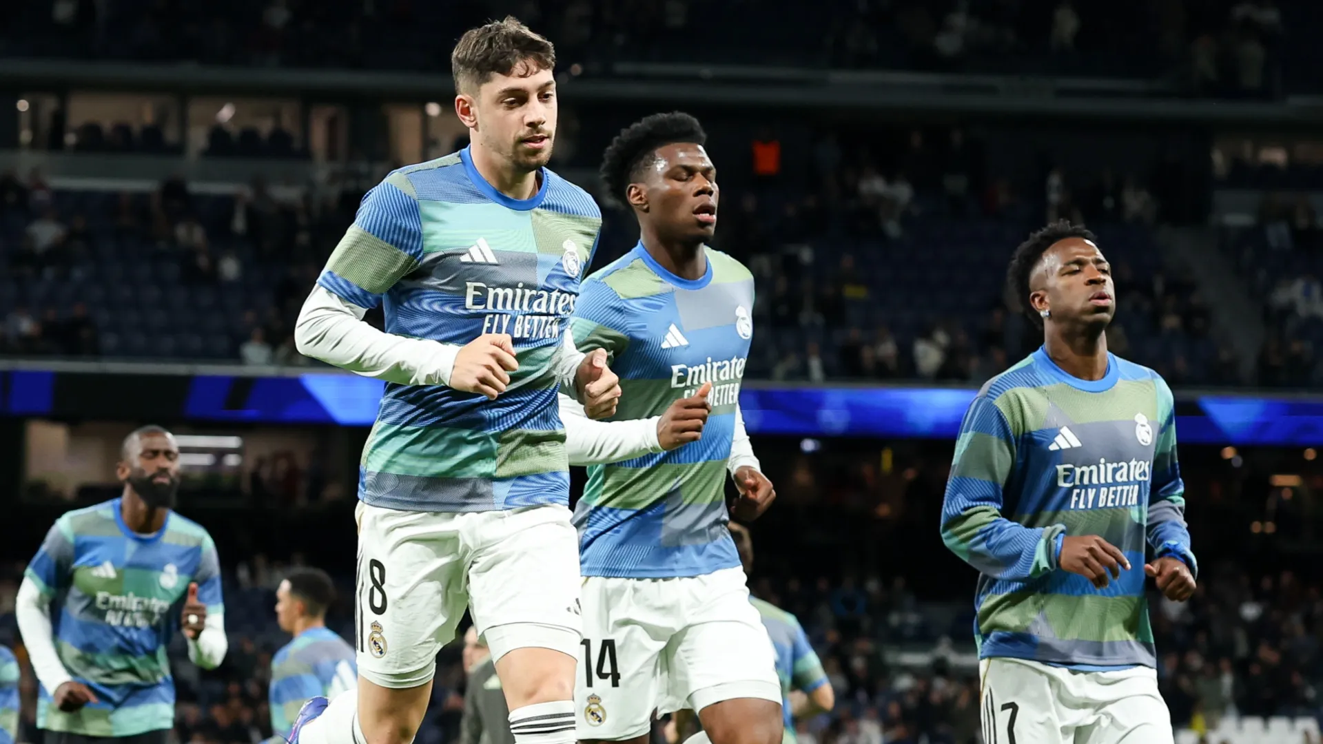 Federico Valverde e Aurelien Tchouameni do Real Madrid se aquecendo.