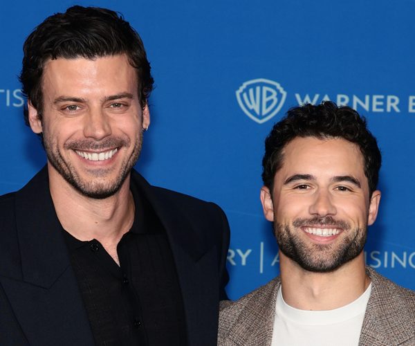François Arnaud e Robbie GK do Heated Rivalry se reúnem no Warner Bros Discovery Upfronts, encontre-se com Anderson Cooper!