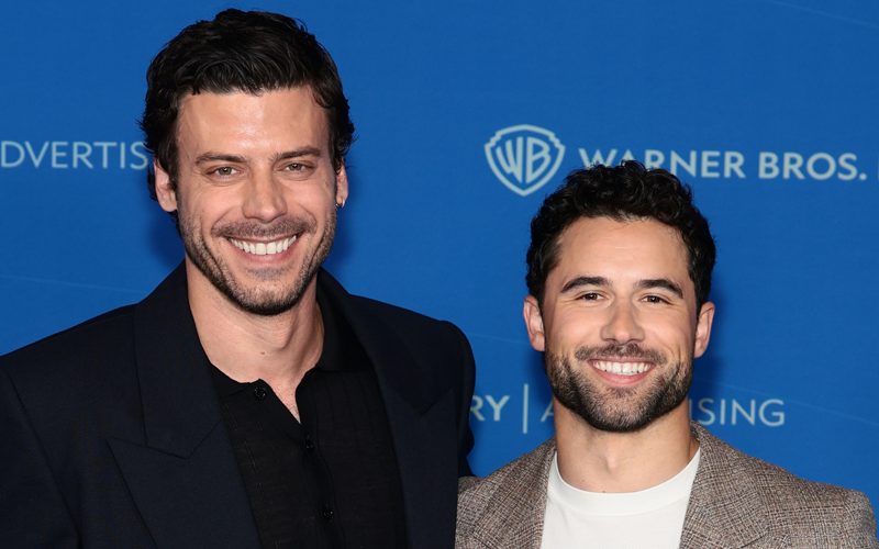 François Arnaud e Robbie GK do Heated Rivalry se reúnem no Warner Bros Discovery Upfronts, encontre-se com Anderson Cooper!